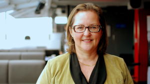 Bildningsdirektören Christina Knookala hoppas på en mångfald i undervisningssätt där både digitala och traditionella läromedel används tillsammans. Christina Knookala