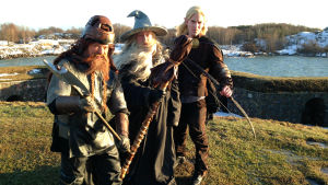 Taru Sormusten herrasta hahmot Suomenlinnan muureilla Gimli (Risto Kuusisto) Gandalf (Juha Roiha) ja Legolas (Tero Karhu)