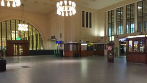 Järnvägsstationen i Helsingfors var folktom på fredag morgon. Järnvägsstationen i Helsingfors stod tom på fredag morgon.