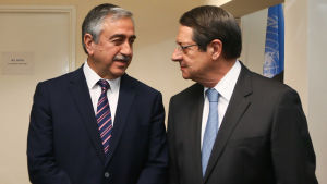 Mustafa Akinci (v) och Nicos Anastasiades Turkcyprioternas president Mustafa Akinci och grekcyprioternas president Nicos Anastasiades