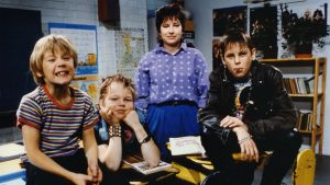 Jarno Jokinen (Ville), Sami Laine (Janne), Anne Helminen (opettaja) ja Pasi Pitkäaho (Tommi) sarjanäytelmässä "Tarkkis" vuonna 1986.