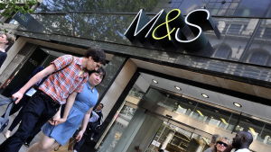 Marks and Spencers butik i norra London. Klädkedjan prickas nu för att använda sig av barnarbetskraft i Turkiet. Marks & Spencers butik i norra London.