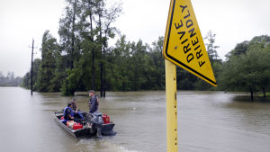 Många vägar i Houston har förvandlats till floder. Många vägar i Houston har förvandlats till floder.