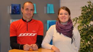 Fritjof Sahlström och Pia Mikander. Fritjof Sahlström och Pia Mikander poserar stående vid ett bord.
