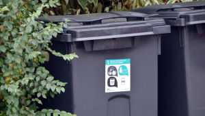 Flerfacksavfallskärlet har fyra kamrar för kartong, metall, glas och plast. Flerfackskärl för sopsortering