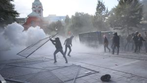 Upplopp i Stockholm i samband med det nynazistiska Svenskarnas partis möte. Personerna på bilden är enligt bildbyrån EPA motdemonstranter. Upplopp i Stockholm i samband med det nynazistiska Svenskarnas partis möte. Personerna på bilden är enligt bildbyrån EPA motdemonstranter.