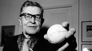 Lauri ”Tahko” Pihkala en prominent gestalt inom idrotten i Finland. Lauri "Tahko" Pihkala med en boboll signerad Lyndon B Johnson, 1967.