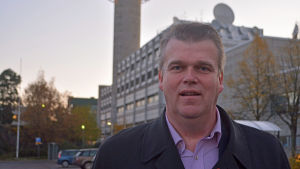 Patrik Karlsson. Arkivbild. Patrik Karlsson poserar med Yletornet i bakgrunden.