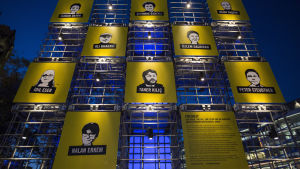 Amnesty Tyskland satte upp en installation i Berlin, som uppmärksammade de elva åtalade människorättsaktivisterna Amnesty Tyskland har satt upp en installation i Berlin, som uppmärksammar de elva åtalade människorättsaktivisterna