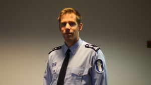 Mikael Appel, kommunikationschef vid Österbottens polisinrättning. Polisen Mikael Appel poserar i uniform.