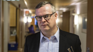 Lasse Lehtonen vid HUS säger att det är sannolikt att restriktionerna skärps. Lasse Lehtonen, hallintoylilääkäri, HUS