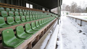 Centrumplanens övertäckta läktare är snöfria. Läktarna på Centrumplan i Ekenäs har inte snö på sig, men Raseborg försöker få bort snön från konstgräset.