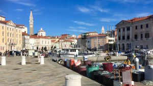 Piran är pärlan längs den korta slovenska kusten. Den pittoreska småstaden Piran i Slovenien.