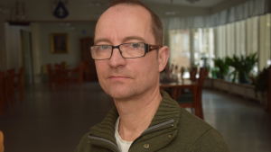 Roy Hellén från SDP funderade på möjligheten till växelverkan och kom fram till att det bästa är att lägga hela materialet till påseende. En SDP-politiker i Raseborg som heter Roy Hellén.
