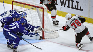 Ottawas Filip Chlapik överraskar Torontos Kasimir Kaskisuo i en träningsmatch. Ottawas Filip Chlapik överraskar Torontos Kasimir Kaskisuo i en träningsmatch.