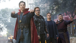 Inte utan mitt team! Fyra av superhjältarna i Avengers:Infinity War. Doctor Strange, Iron Man, Hulken och Doktor Stranges vapendragare poserar.