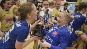 I våras tog Dicken klubbens tredje FM-guld under Thomas Hiverts ledning. Anna Lindholm och Carolina Böckelman, Dicken.