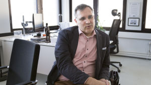 Verkställande direktör Mikael Pentikäinen vid Företagarna i Finland. Mikael Pentikäinen istuu toimistossaan.