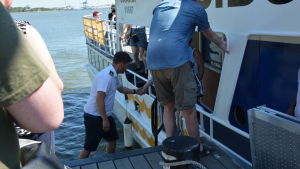 Besättningen hjälper passagerare stiga av vid Runsala folkpark. Sjöbussen m/s Jaarli.
