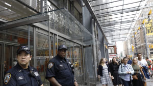 Ökat säkerhetspådrag utanför mediehus i New York. Två poliser står utanför New York Times i New York efter skjutningen på Capital Gazettes nyhetsredaktion i Maryland.