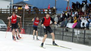 Verneri Poikonen i full fart. Skidlöftet Verneri Poikonen åker sprint under en sommartävling.