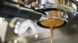 Take away-kaffe kostar mycket i längden. kahvia valuu espressokoneesta