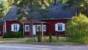 Lite morgongymnastik utomhus innan fredsövningen börjar. Baltic Glory 2018. Utanför huset står en människa och utför morgongymnastik.