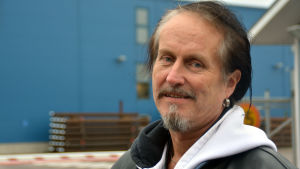 Det är andra gången på sex år som Jarmo Peltonen är med om att en fabrik läggs ner. Jarmo Peltonen utanför SSAB:s fabrik i Lappvik i Hangö.