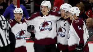 Mikko Rantanen har profilerat sig som framspelare i höst. Mikko Rantanen jublar med sina lagkamrater i Colorado.