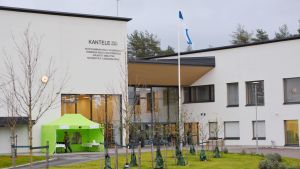 Vårberga skola finns i Kantelehuset i Vårberga. Skolan är inte byggd för de elevantal som elevprognoserna visar. Kantelehuset i Vårebrga i Borgå
