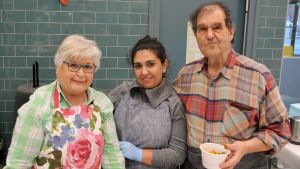Marja-Liisa Martin, Jihan Hegreched och kocken José Miguel. Kantelehusets friviliiga i Vårberga Borgå