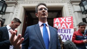 Toryrebellen Steve Baker talade till journalister utanför parlamentet på fredag. Toryrebellen Steve Baker talade till journalister utanför parlamentet på fredag.