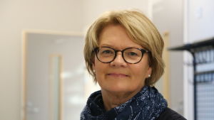 Rektor Åsa Sandgärds i Kristinestad säger att de bland annat satsat på stavgång i stället för skidåkning. En medelålders kvinna med glasögon och ljust kort hår. Runt halsen har hon en blå halsduk.