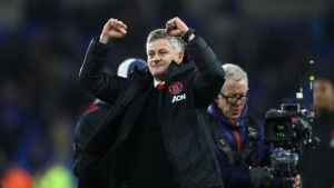 Ole Gunnar Solksjär jublar. Ole Gunnar Solskjär sträcker armarna i luften