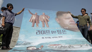 Det finns omkring 30 000 nordkoreanska avhoppare i Sydkorea. De flesta håller låg profil, men en liten del av dem deltar i verksamhet mot Nordkorea bland annat genom att skicka regeringskritiska flygblad med ballonger till Nordkorea