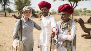 Joanna Lumley tapaa perinteisiä pappislaulajia Rajasthanin alueella. Näyttelijä Joanna Lumley tutustuu synnyinmaahansa Intiaan.