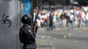 Allvarligare våldsamheter befaras bryta ut när som helst, speciellt om Maduro känner sig hotad. En venezuelansk polis under protesterna 23.01.2019.