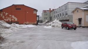 Stiger du ur bilen på den här parkeringsplatsen i Borgå gäller det att ha tungan rätt i mun. En isig parkeringsplats.