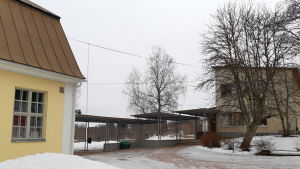 Ungdomsgården finns i den gula stenbyggnaden. Intill finns Fiskarin koulu som också har lektioner i det gula huset. Fiskarin koulu i Fiskars.