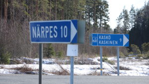Röstningsprocenten förväntas bli hög i Kaskö. Två vägskyltar. På den ena står det Kaskö, på den andra Närpes.