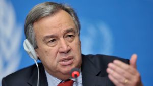 FN:s generalsekreterare Antonio Guterres har flugit till Libyen i hopp om att kunna ordna en nationell försoningskonferens. FN:s generalsekreterare Antonio Guterres har flugit till Libyen i hopp om att kunna ordna en nationell försoningskonferens