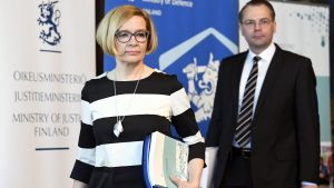 Inrikesminister Paula Risikko och försvarsminister Jussi Niinistö anser att grundlagen bör ändras för att regeringen ska kunna driva igenom underrättelselagarna.