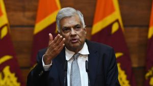 Premiärminister Ranil Wickremesinghe har hittills inte velat utpeka någon skyldig till bristen i informationsgången. Sri Lankas premiärminister Ranil Wickremesinghe.