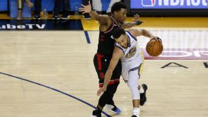 Stephen Curry rundar Kyle Lowry i den tredje finalmatchen mellan Golden State och Toronto. Stephen Curry mötte Kyle Lowry i den tredje finalmatchen mellan Golden State och Toronto.