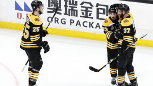 Brandon Carlo, Brad Marchand och Patrice Bergeron firar ett mål i den första finalmatchen. Brandon Carlo, Brad Marchand och Patrice Bergeron firar ett mål i den första finalmatchen.