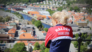 Teinis tankar under tävlingarna har ofta präglats av rädsla för att misslyckas. Marika Teini beundrar utsikten.