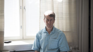 De nya direktiven är ett steg i rätt riktning, men de största problemen kvarstår, säger Raoul Leidenius. En man sitter på en stol framför ett fönster. Han har en blå skjorta på sig. Han ser in i kameran.