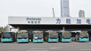 I mer än 30 städer ska samtliga bussar nästa år vara eldrivna. Det finns mer än 100 gånger fler elbussar i Kina än i USA. Ljusblåa kinesiska elbussar på rad