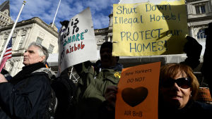 Airbnb får känslorna att gå heta. En grupp demonstranter protesterar mot Airbnb i New York i januari 2015. En grupp demonstranter protesterar mot Airbnb i New York i januari 2015.