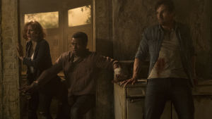 Lagom skrämd trio? Jessica Chastain, Isaiah Mustafa och Jay Ryan som Beverly, Mike och Ben. Beverly, Mike och Ben ser skräckslagna ut.